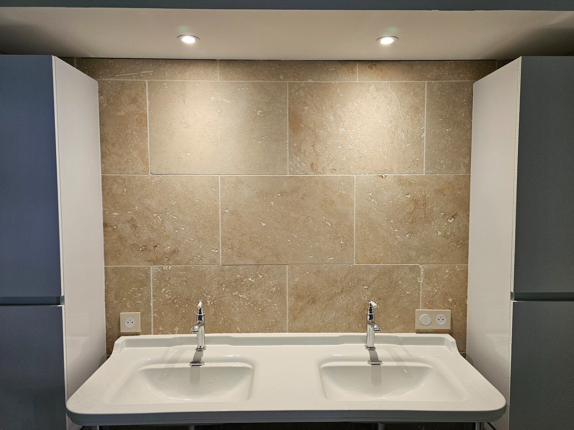 Prises Odace et spots salle de bain rénovation Valromey