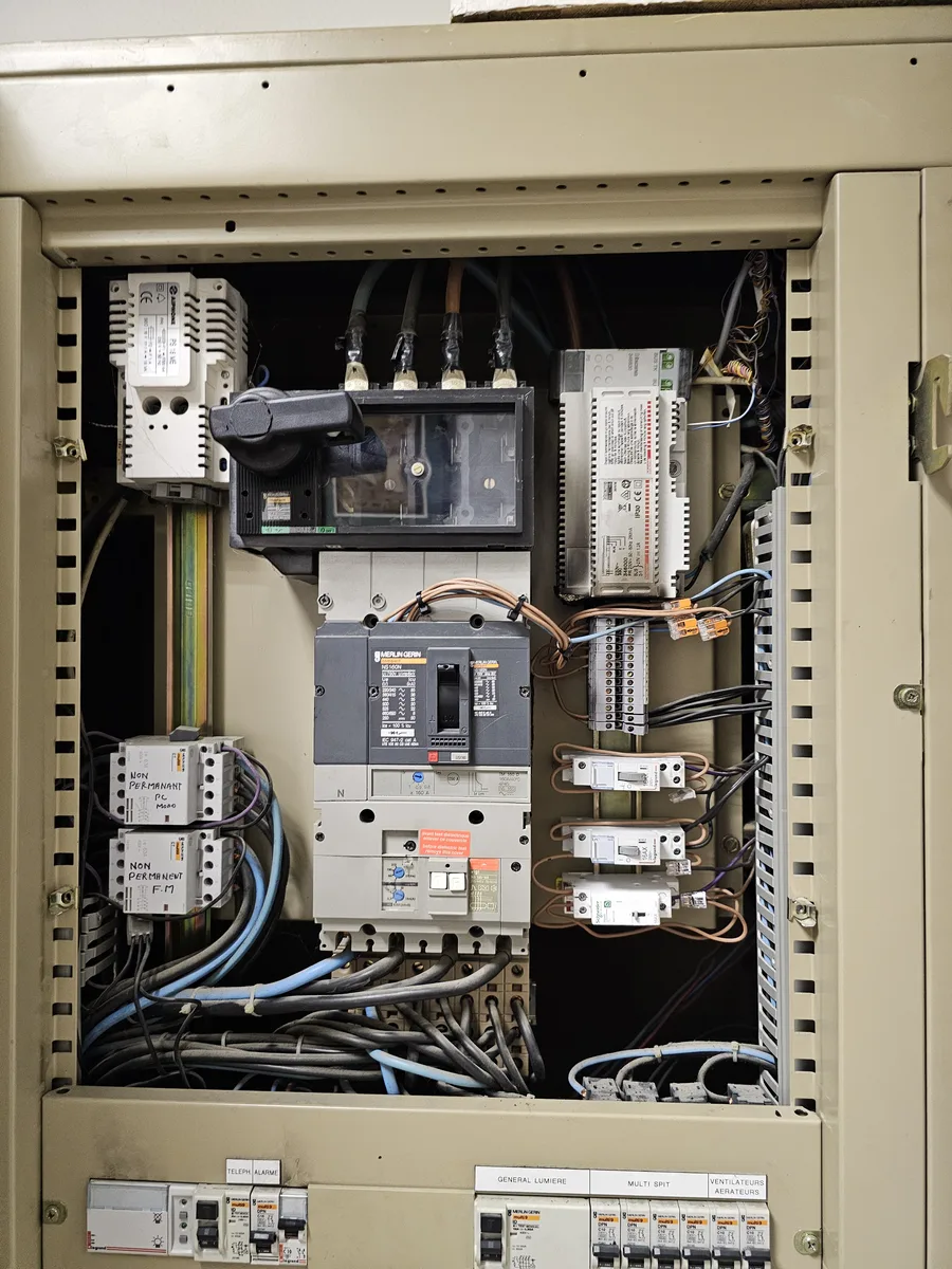 Armoire électrique remise en état après intervention dépannage bâtiment tertiaire Belley GDM