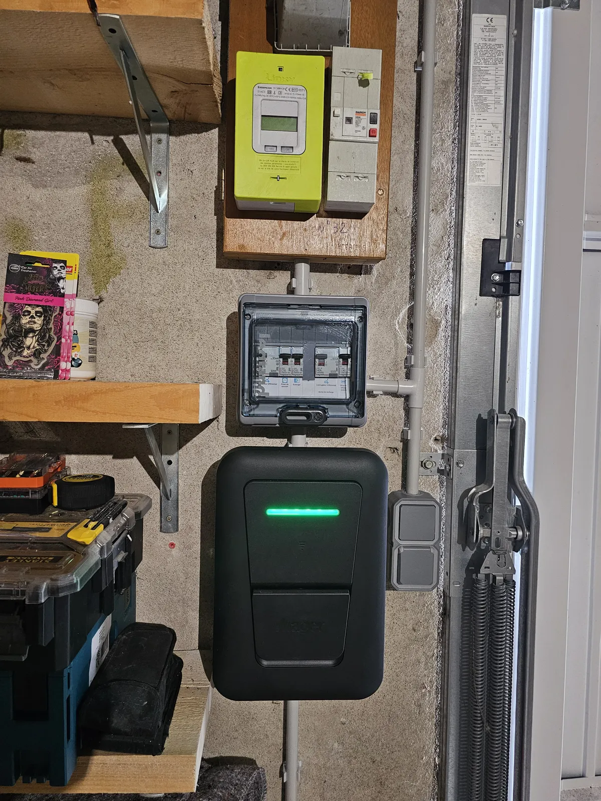 Borne de recharge Hager 7,4 kW install&eacute;e dans un local artisanal, Belley, Ain, GDM second &oelig;uvre