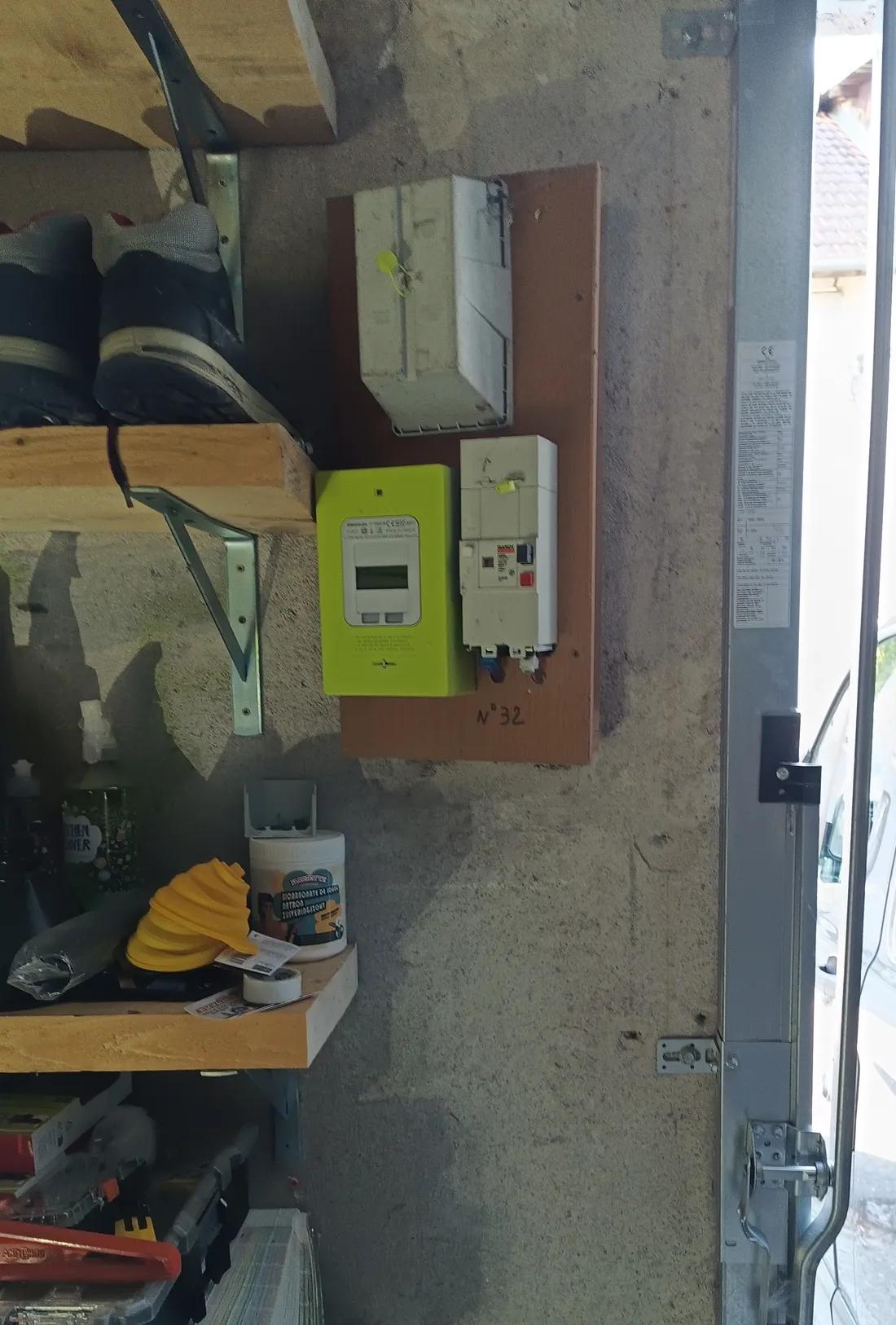 Compteur Linky seul avant installation borne IRVE, local artisanal, Belley, Ain