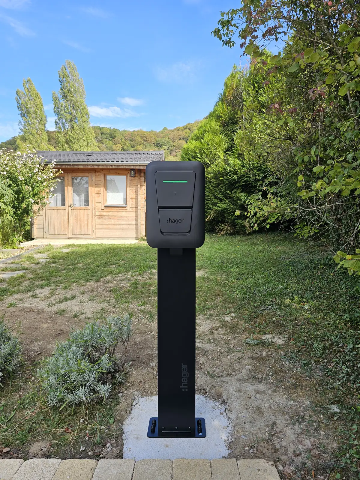 Borne de recharge Hager 7,4 kW sur pied installée à Chanaz, Savoie, GDM second œuvre