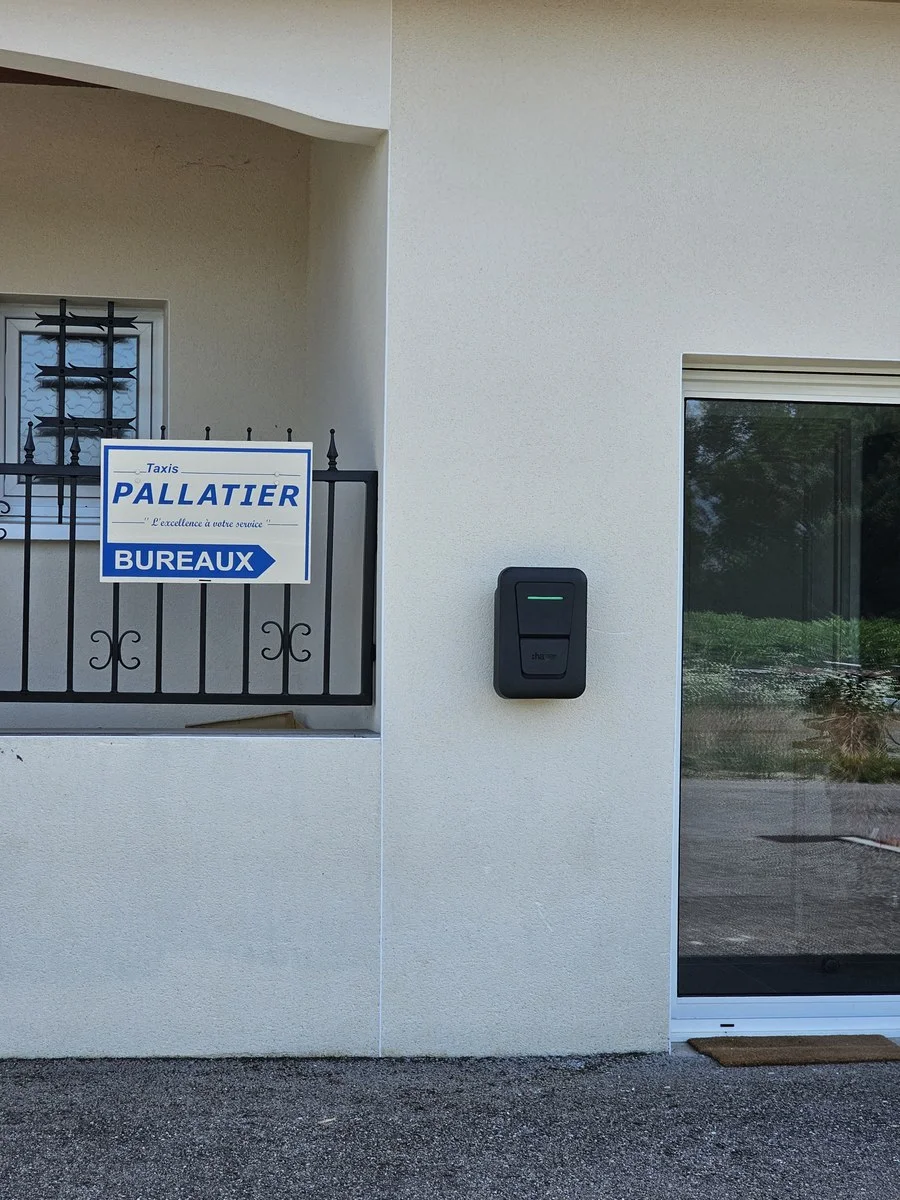 Borne de recharge Hager IRVE installée chez Taxis Pallatier, Belley, Ain, GDM second œuvre