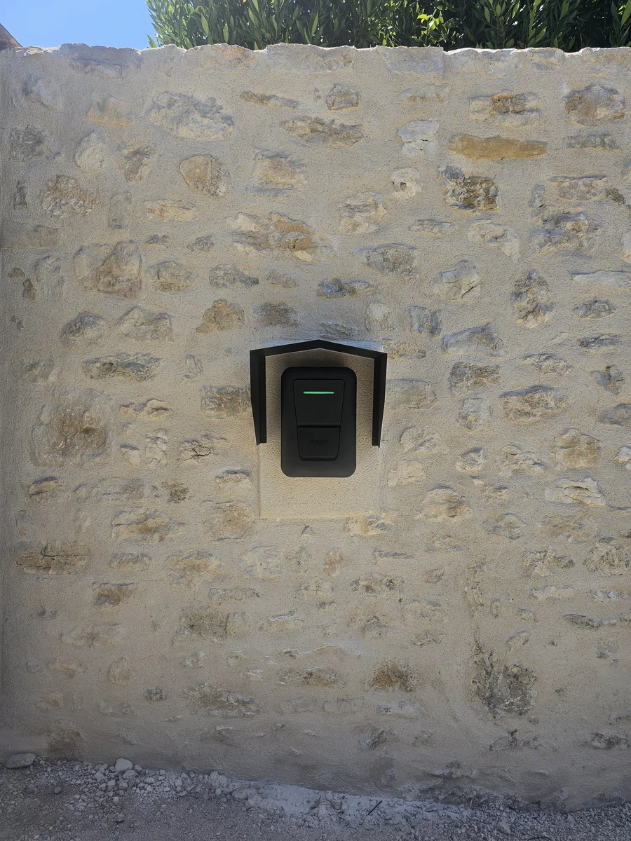 Borne de recharge Hager Witty 7 kW int&eacute;gr&eacute;e dans le mur en pierre, Artemare, Valromey, GDM second &oelig;uvre