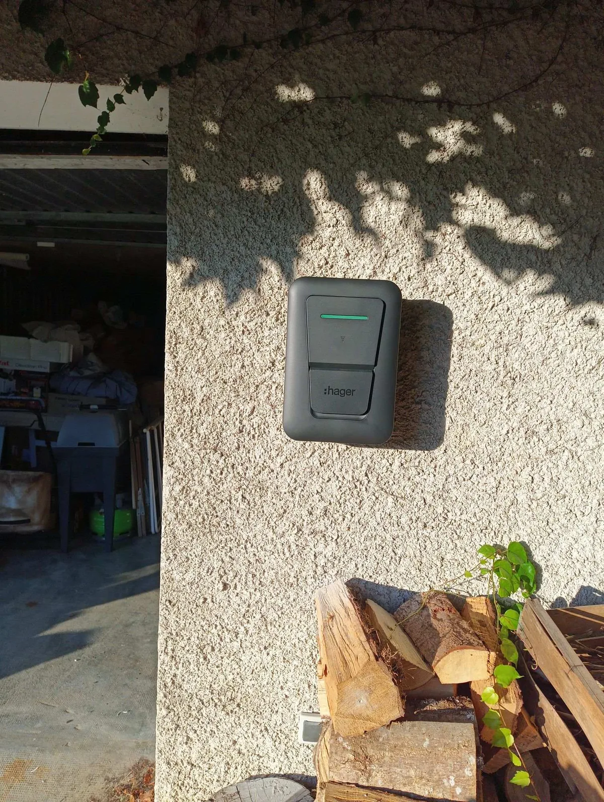 Borne de recharge Hager Witty One 11 kW triphasé montée en façade extérieure, Saint-Alban-de-Montbel, Savoie