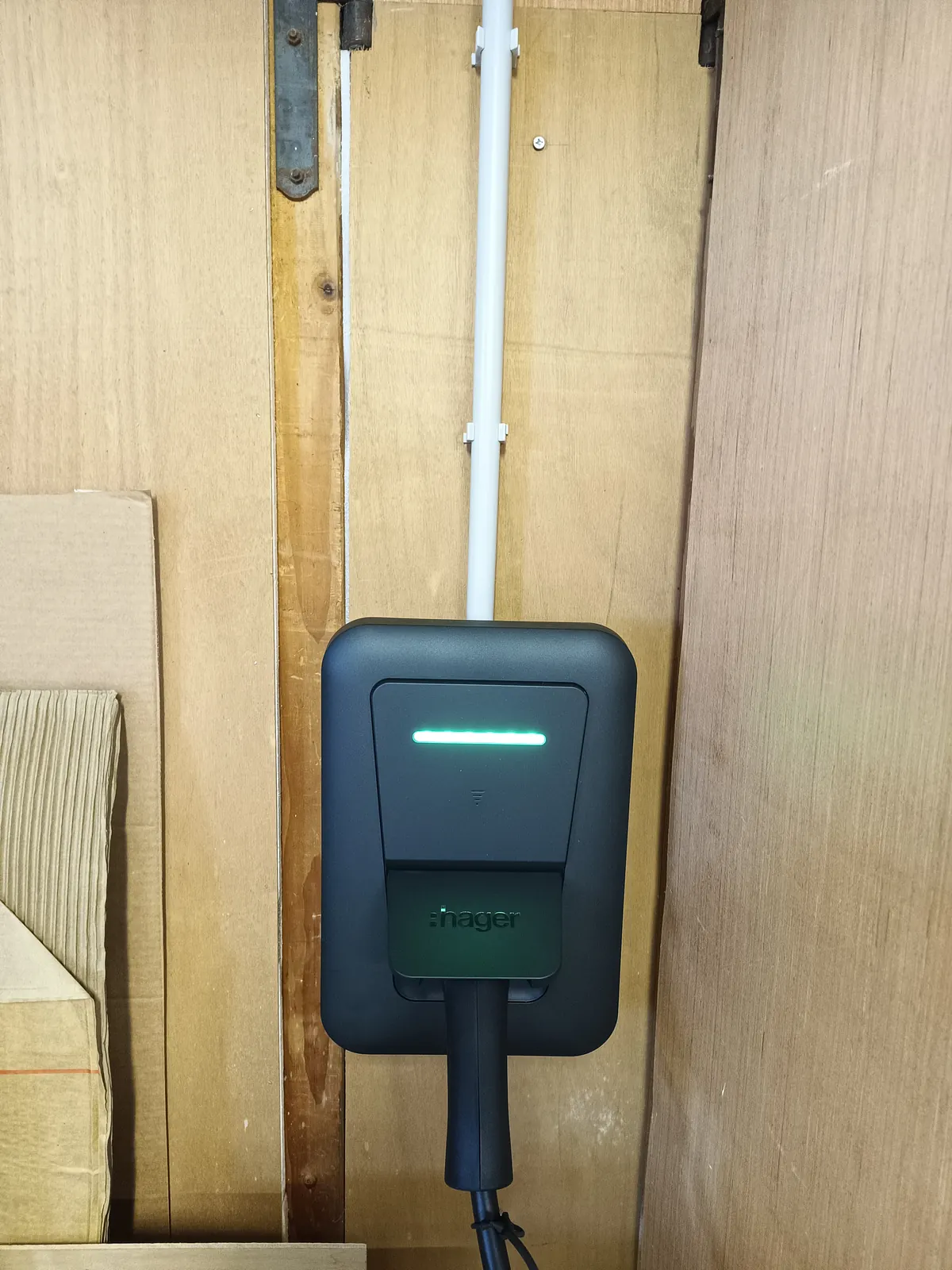 Borne de recharge Hager Witty One 11 kW triphasé installée à Don, Valromey-sur-Séran, GDM second œuvre