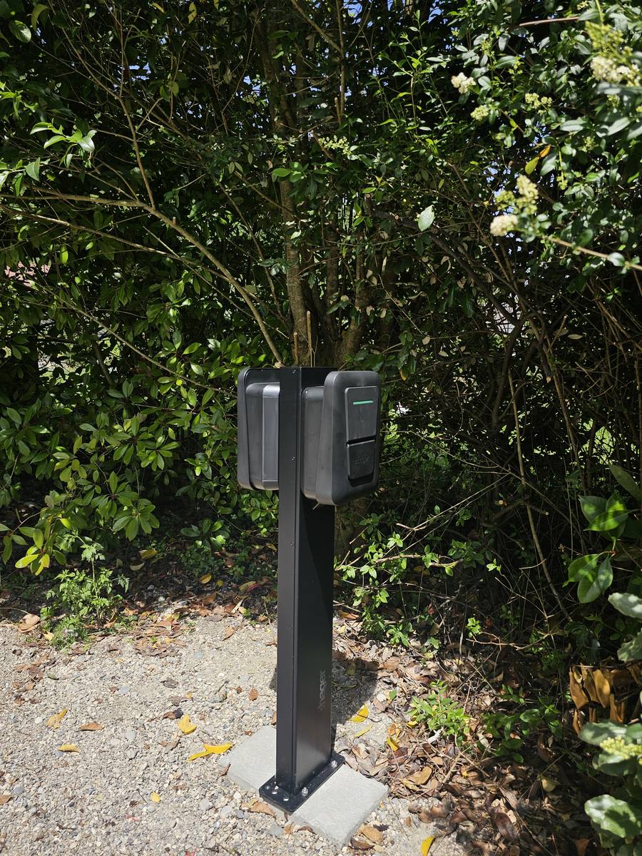 Deux bornes Hager Witty 11 kW triphasé de face sur pied double, chambre d'hôtes L'Écrin des Granges, Culoz-Châtel
