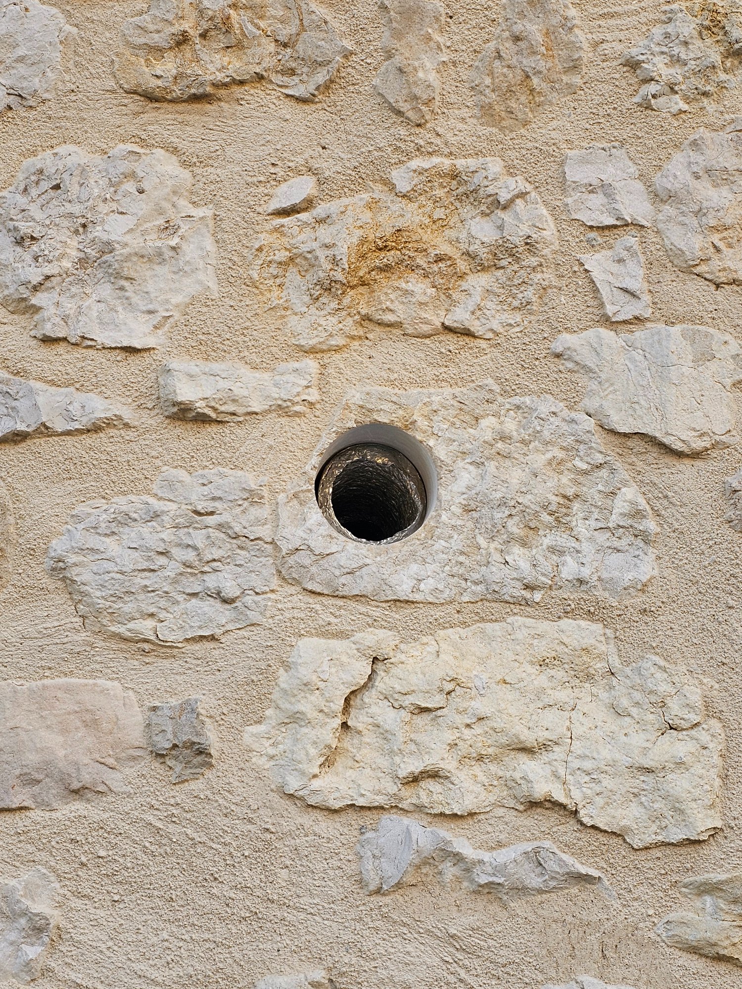 Carottage à sec 112 mm dans mur en pierre calcaire – L'Écrin des Granges, Châtel-en-Culoz (01)