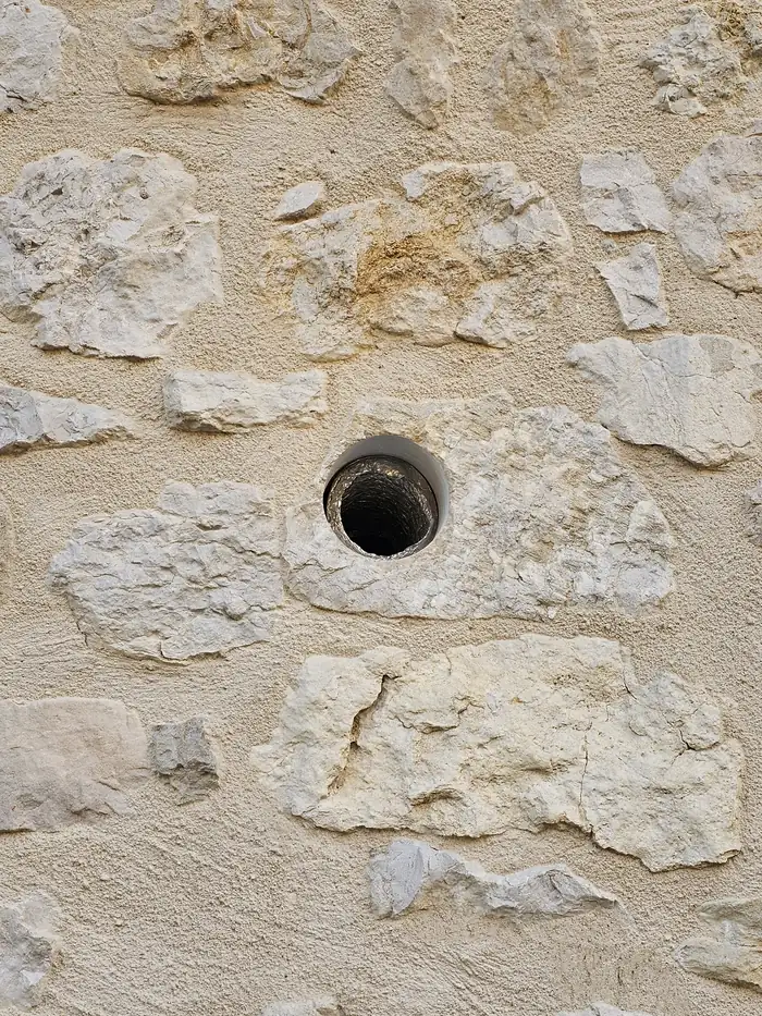 Carottage à sec 112 mm dans mur en pierre calcaire, L'Écrin des Granges, Châtel-en-Culoz (01)