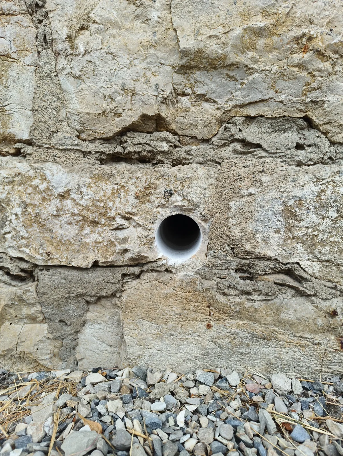 Trou de carottage de 52 mm dans un mur extérieur en pierre calcaire de 85 cm d'épaisseur, Contrevoz (01)