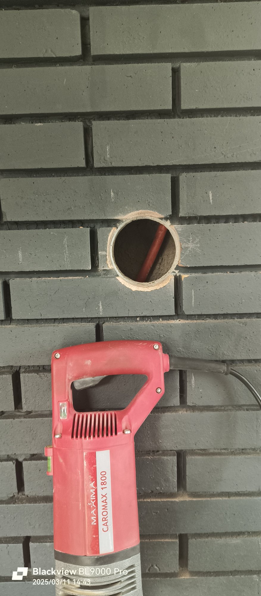 Carottage à sec sur mur en brique, GDM second œuvre Belley