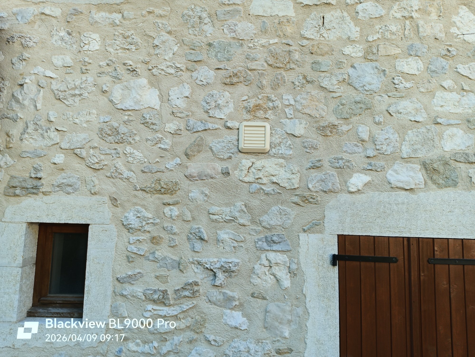 Grille de ventilation extérieure posée après carottage à sec sur mur en pierre de taille – L'Écrin des Granges, Châtel-en-Culoz (01)