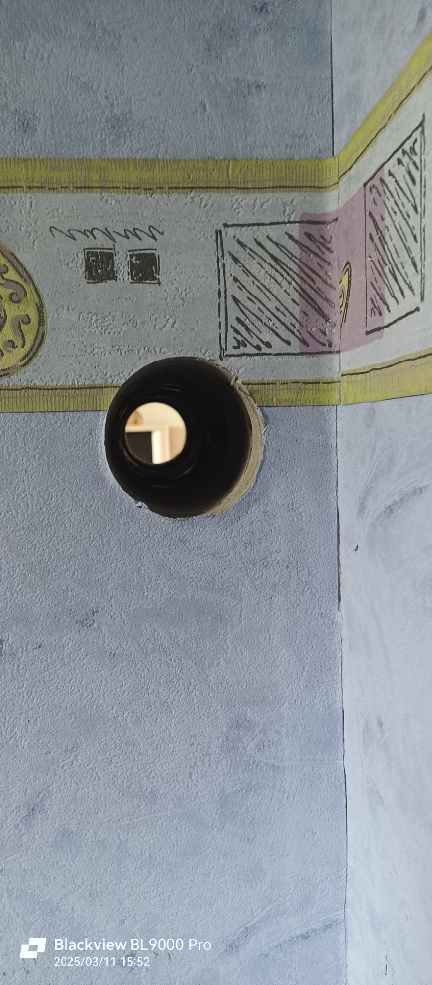 Résultat carottage à sec propre sur mur décoré