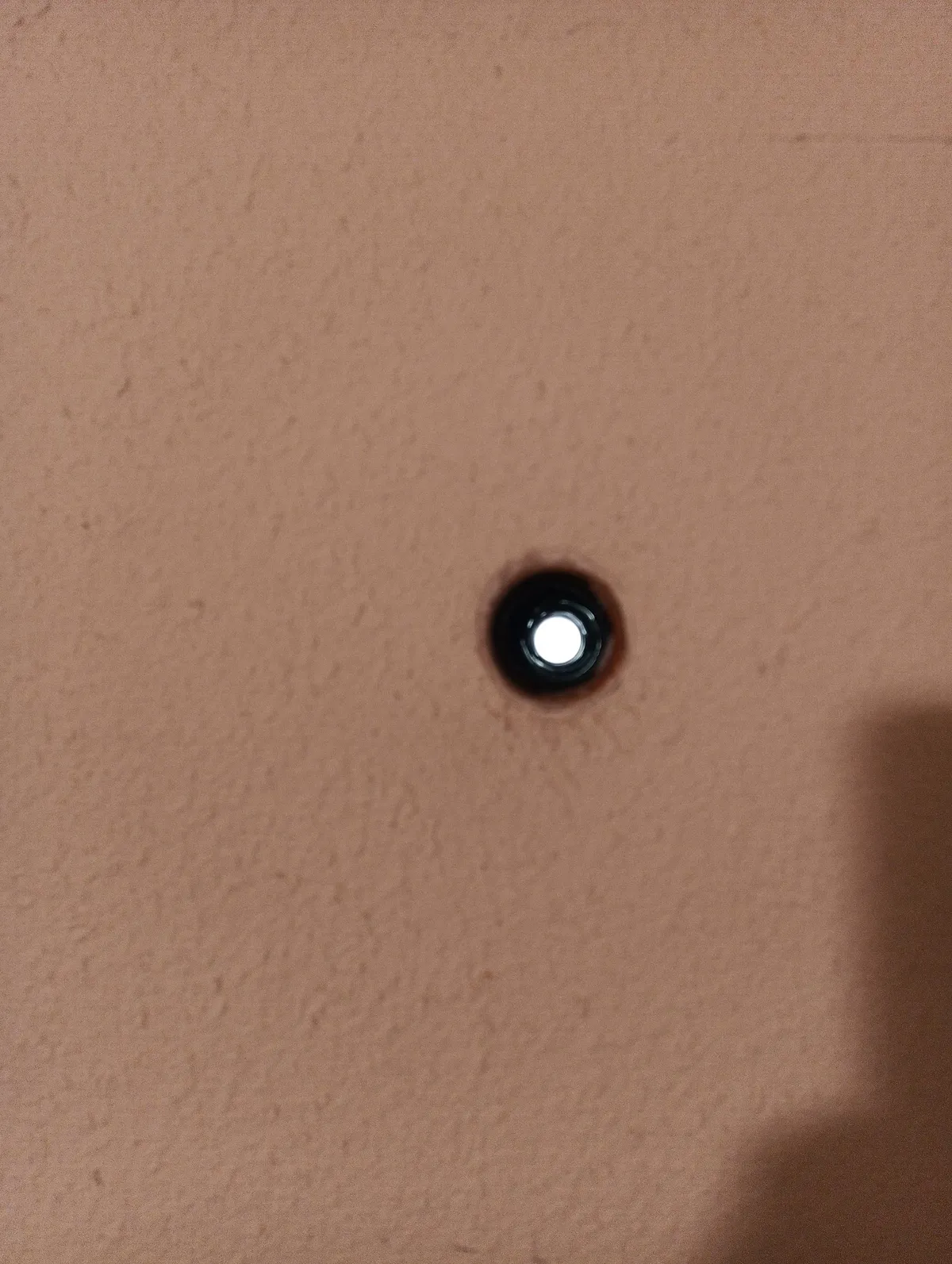 Carottage de 52 mm dans un mur enduit crépi pour le passage d'un câble, Contrevoz (01)