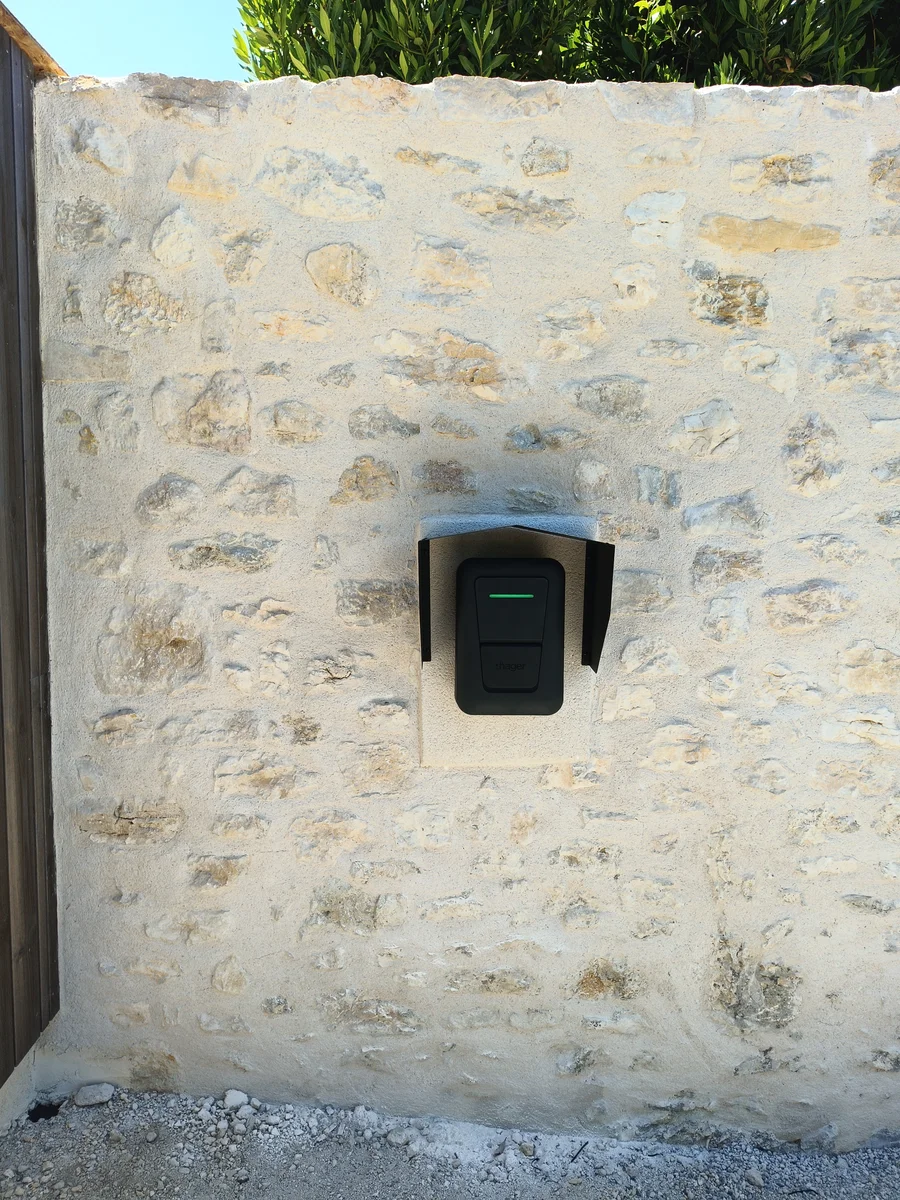 Casquette de protection borne Witty Hager, mur en pierre enduit chaux, Valromey, Ain, GDM second &oelig;uvre