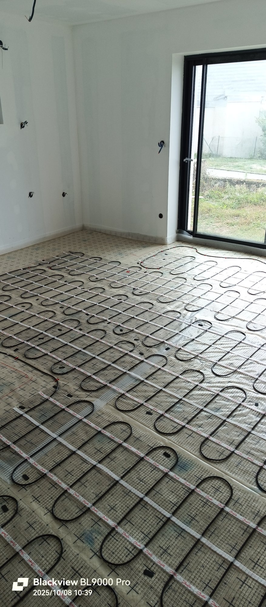 Chauffage au sol électrique en cours de pose, maison neuve dans l'Ain