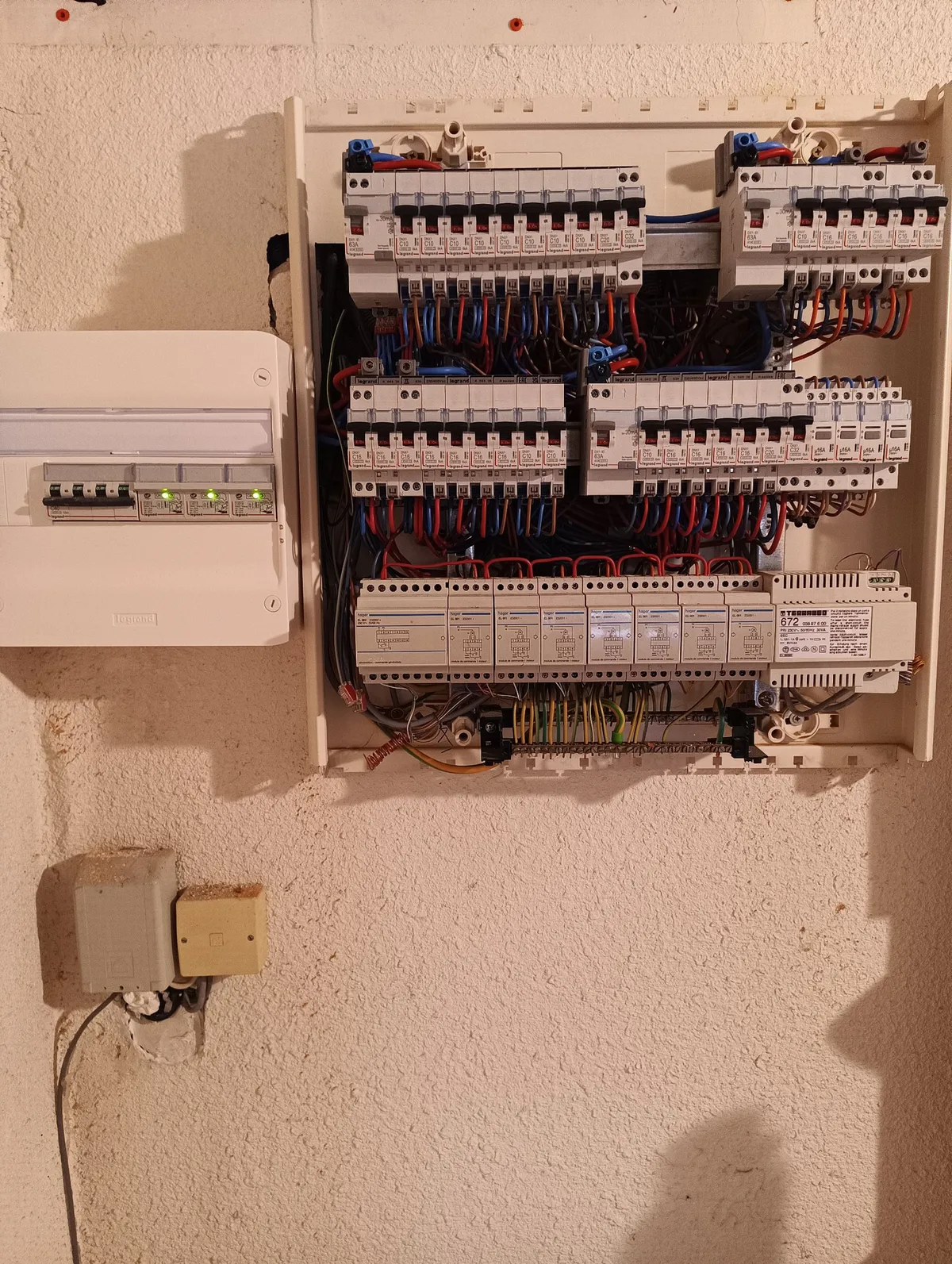 Coffret Legrand avec parafoudre triphasé type 2 et disjoncteur tétrapolaire 40 A à côté du tableau principal, Contrevoz (01)