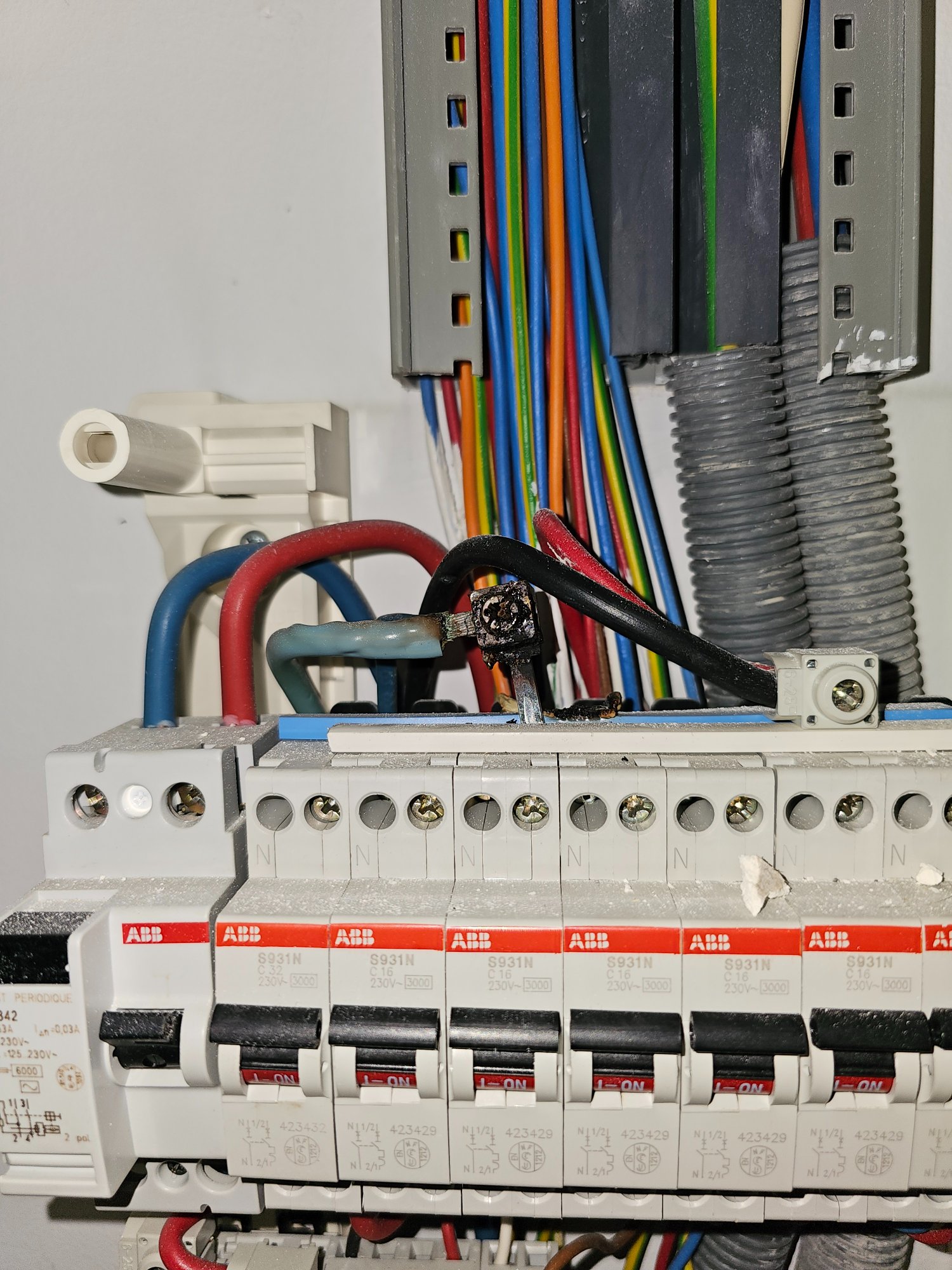 Fil de neutre fondu et connecteur brûlé dans un tableau électrique à Belley, découvert lors d'une intervention GDM second œuvre