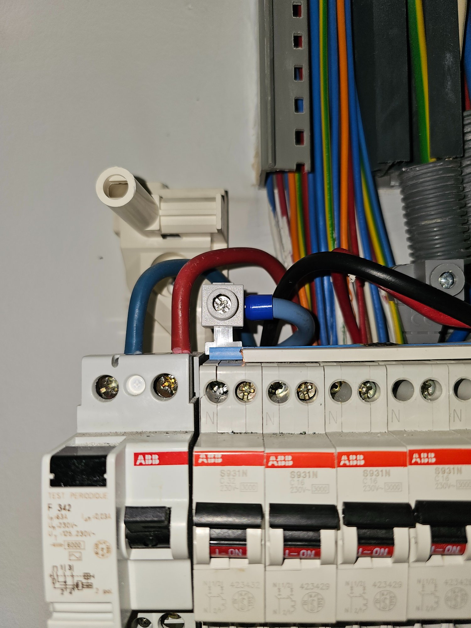 Tableau électrique réparé après remplacement du connecteur et câbles, avec embouts de câble, Belley
