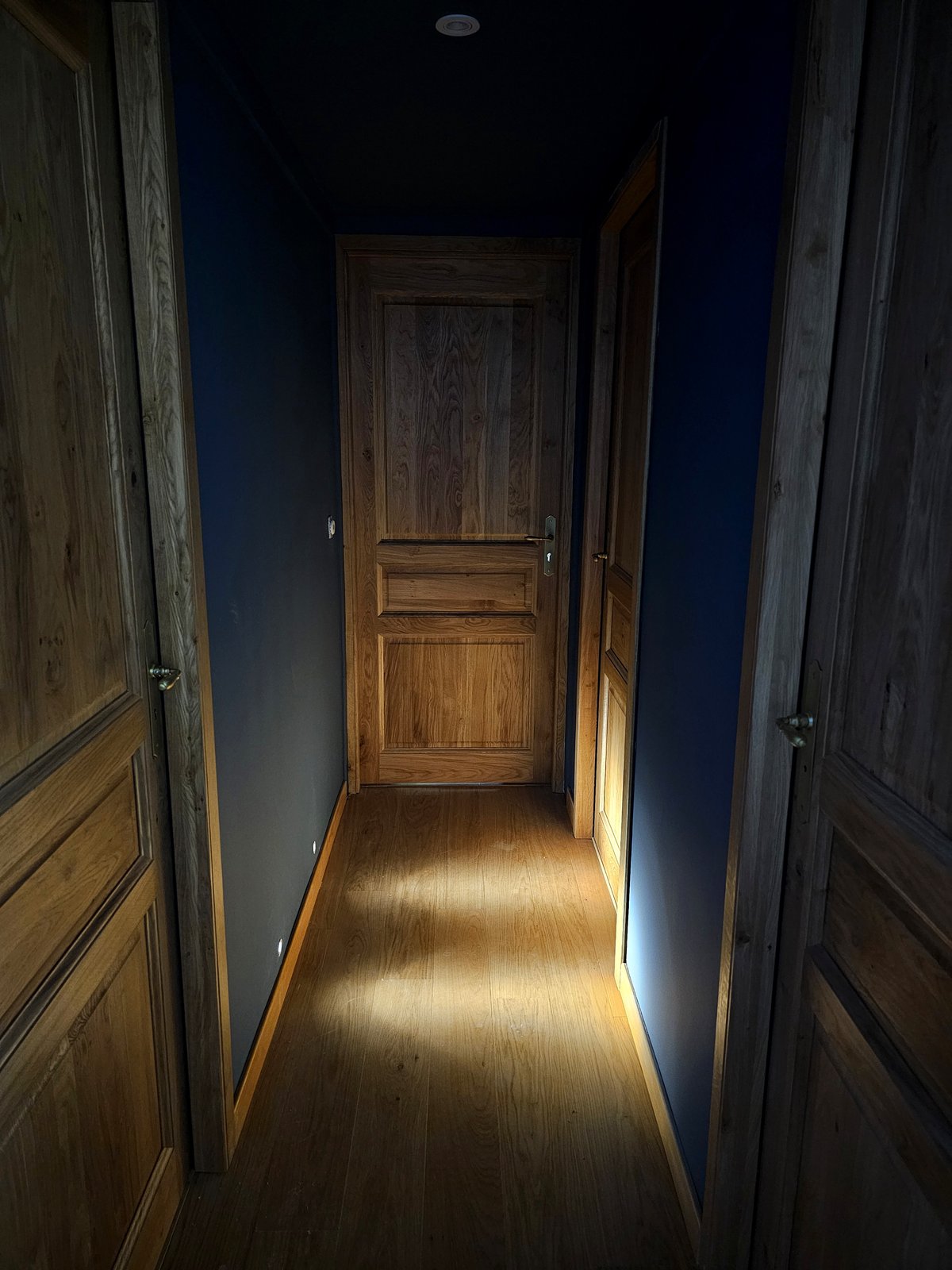 Éclairage d'ambiance sur détecteur de mouvement – couloir rénovation Valromey, GDM second œuvre