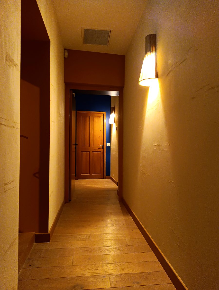 Applique murale design sur interrupteur, couloir intérieur chambre d'hôtes L'Écrin des Granges, Culoz-Châtel