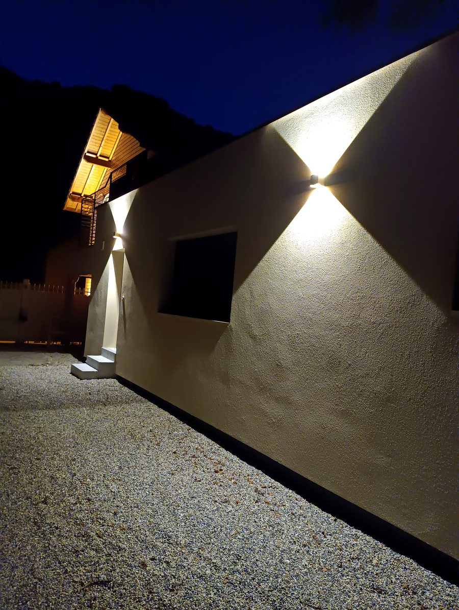 Appliques extérieures bidirectionnelles sur détecteur, façade L'Écrin des Granges, Culoz-Châtel – GDM second œuvre