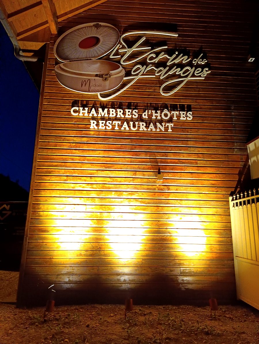 L'Écrin des Granges, enseigne Chambres d'hôtes et Restaurant gastronomique, vue de nuit, Culoz-Châtel, Ain