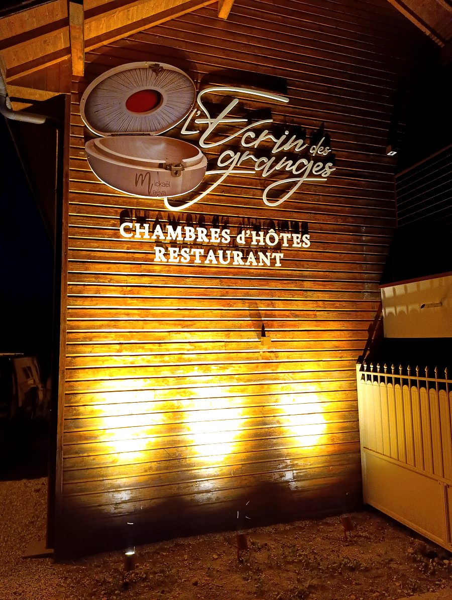 Enseigne illuminée L'Écrin des Granges, chambre d'hôtes et restaurant gastronomique, Culoz-Châtel – chantier GDM second œuvre