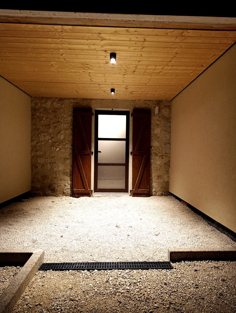 Spots saillie sur plafond lambris bois, entrée de la chambre d'hôtes et restaurant L'Écrin des Granges, Culoz-Châtel