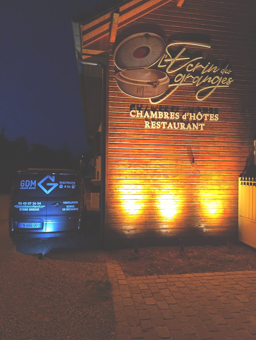 Van GDM second œuvre devant L'Écrin des Granges, chambre d'hôtes et restaurant gastronomique, Culoz-Châtel – rénovation électrique et IRVE