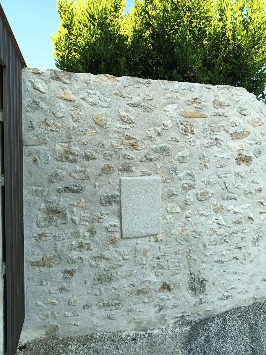 Enduit chaux lisse sur mur en pierre, r&eacute;servation pour borne IRVE, Artemare, Valromey, GDM second &oelig;uvre