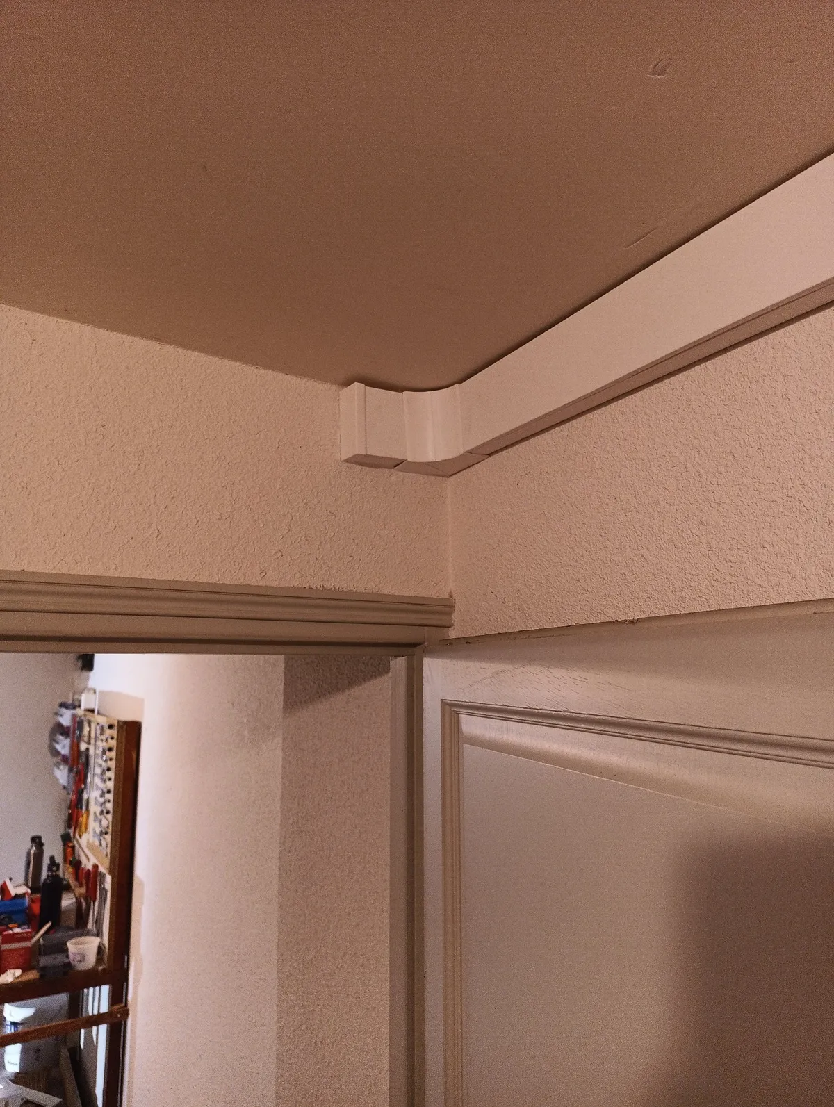 Goulotte blanche 90 x 40 mm et ses accessoires au-dessus d'une porte, passage du câble 4G16 mm², Contrevoz (01)