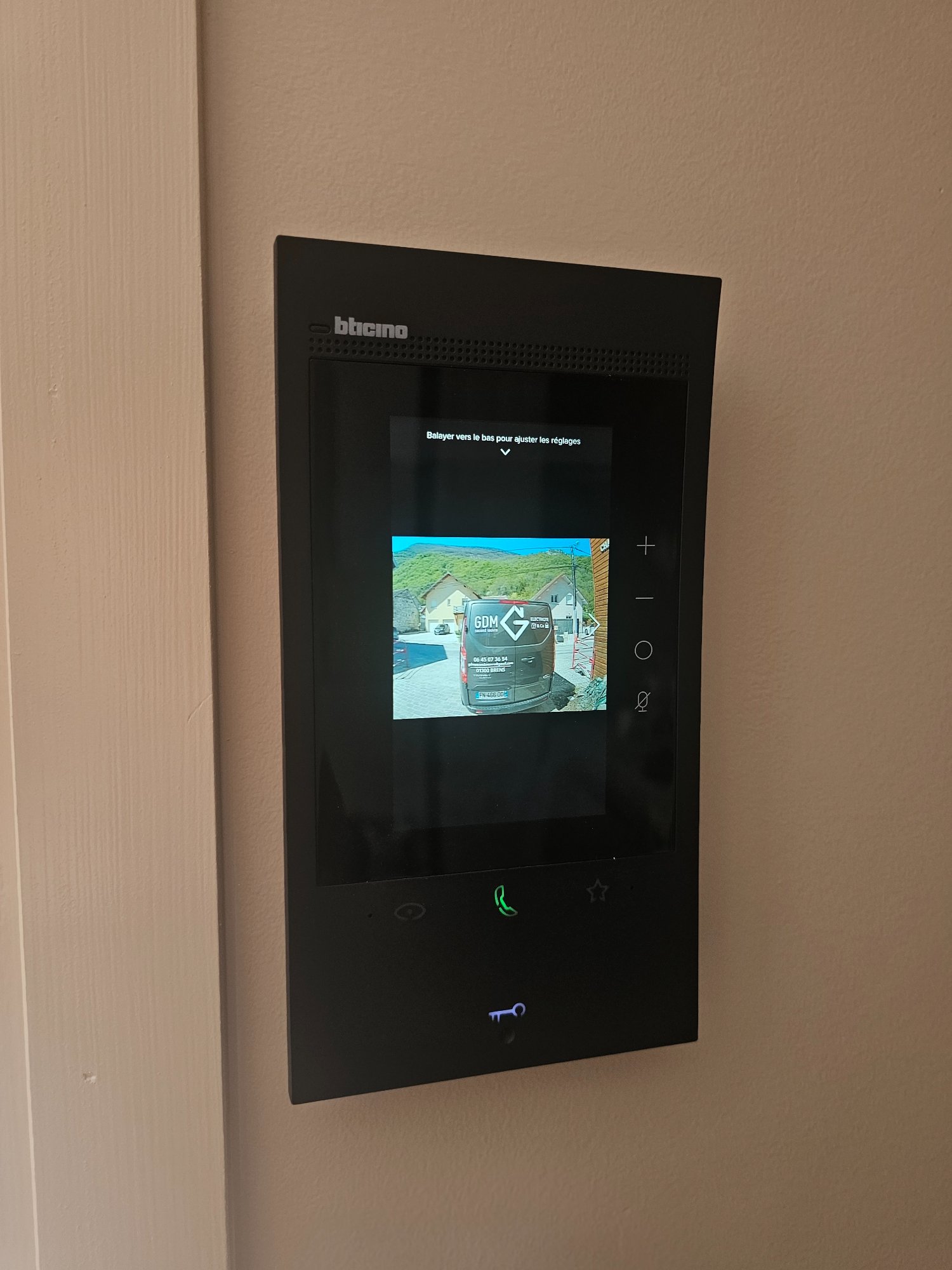 Portier vidéo BTicino installé à l'Écrin des Granges, Châtel-sur-Culoz, par GDM second œuvre