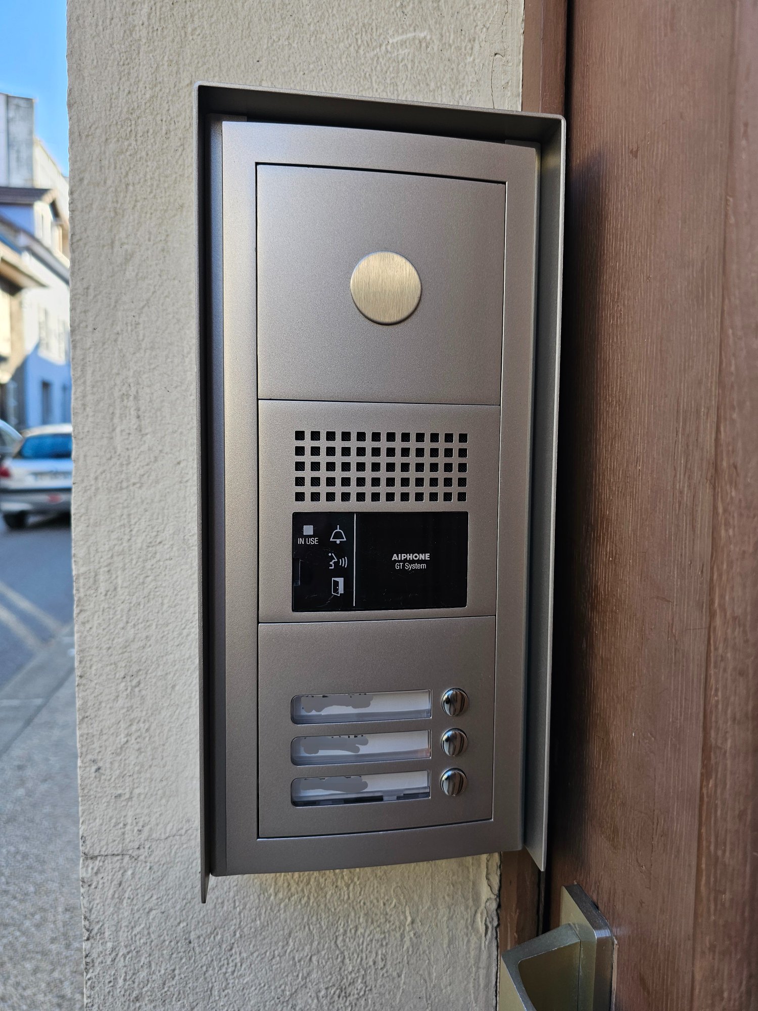 Interphone Aiphone GT 3 postes installé en encastré sur facade à Belley