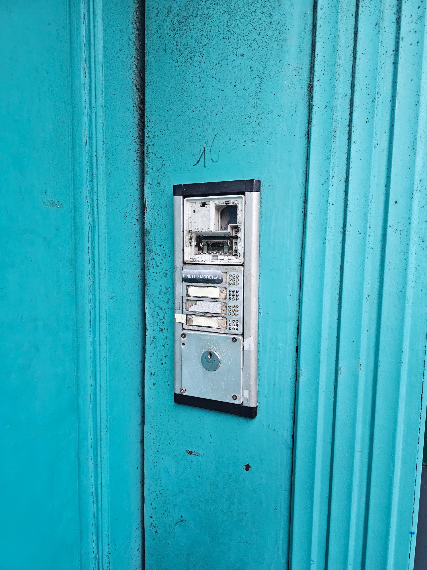 Ancien interphone défaillant avant remplacement par GDM second œuvre à Belley