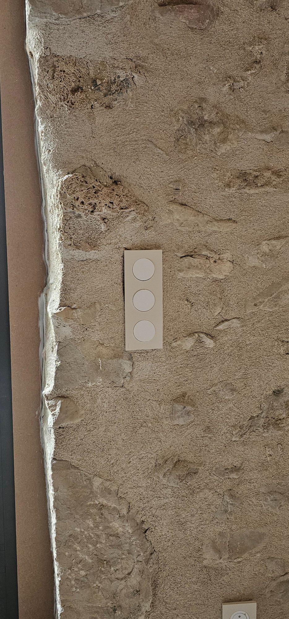 Interrupteurs Schneider Odace sur mur en pierre rénovation Valromey