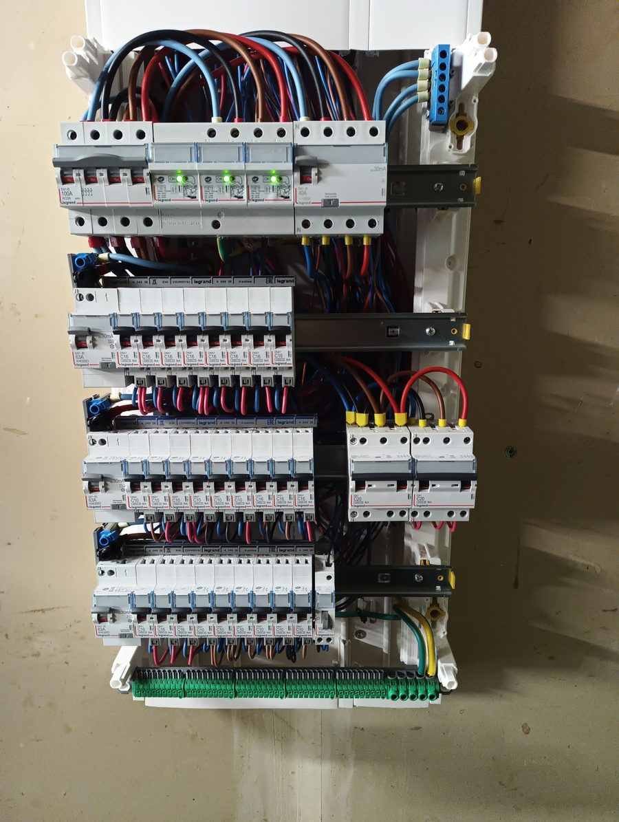 Câblage tableau électrique Legrand avec différentiels par phase, Belley, Ain – GDM second œuvre