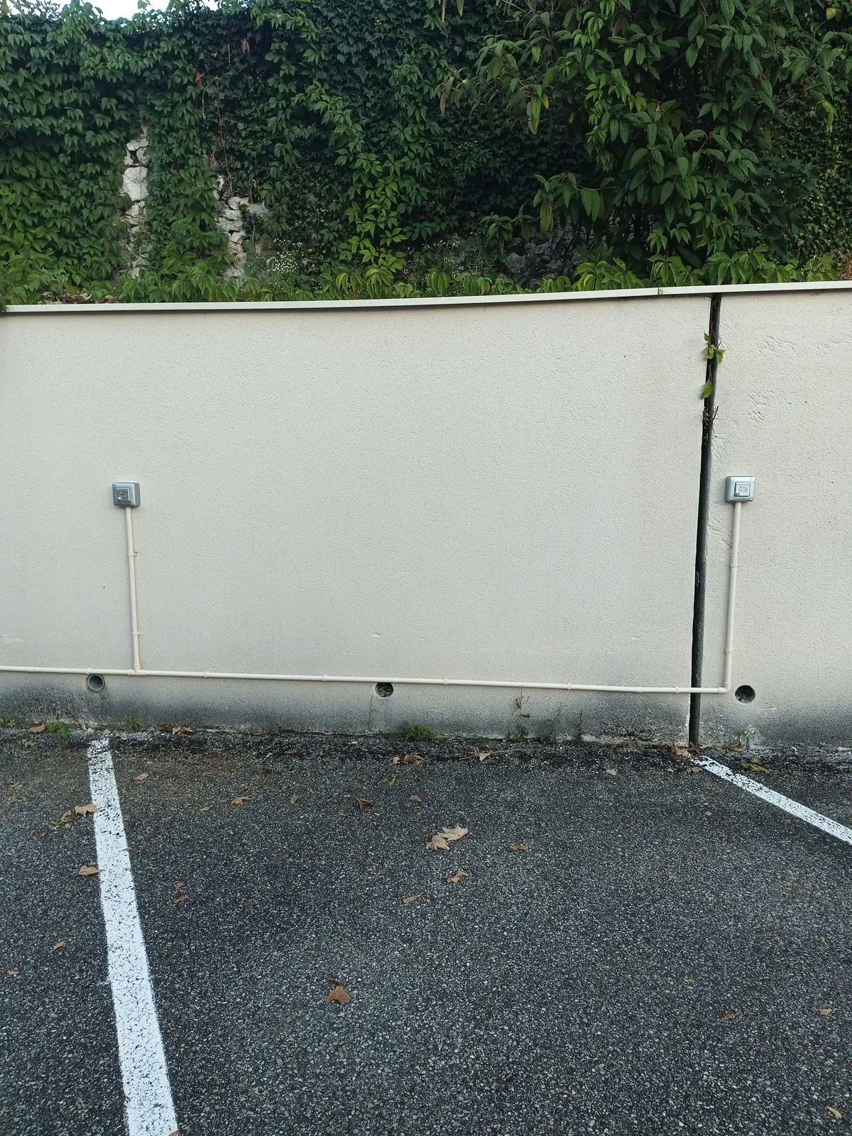 Deux prises Green'Up Legrand sur le mur du parking, cabinet médical, Belley