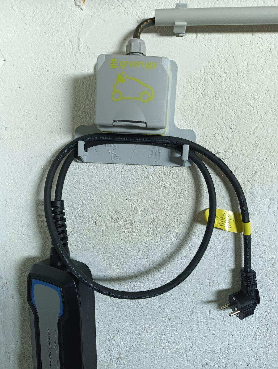 Prise renforcée Legrand Green'Up pour recharge véhicule électrique, installation à Arbois-en-Bugey, Ain – GDM second œuvre