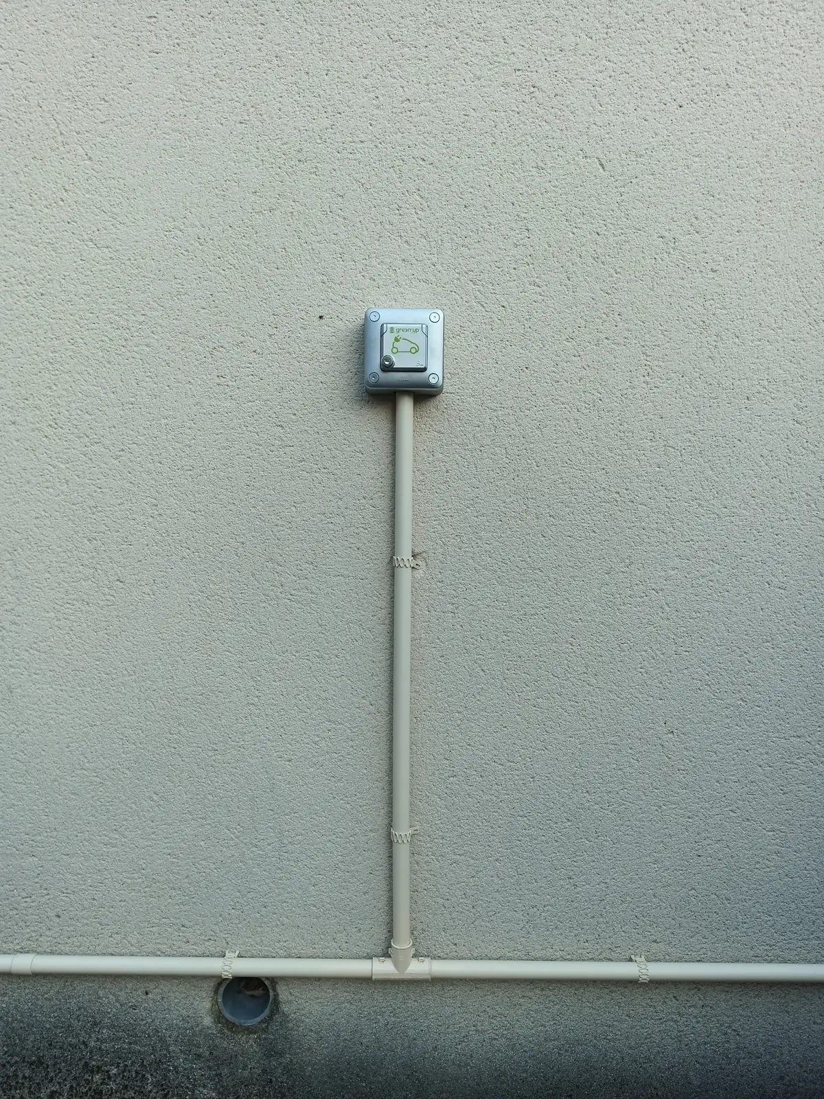 Prise Green'Up Legrand sous tube IRL couleur façade, cabinet médical, Belley