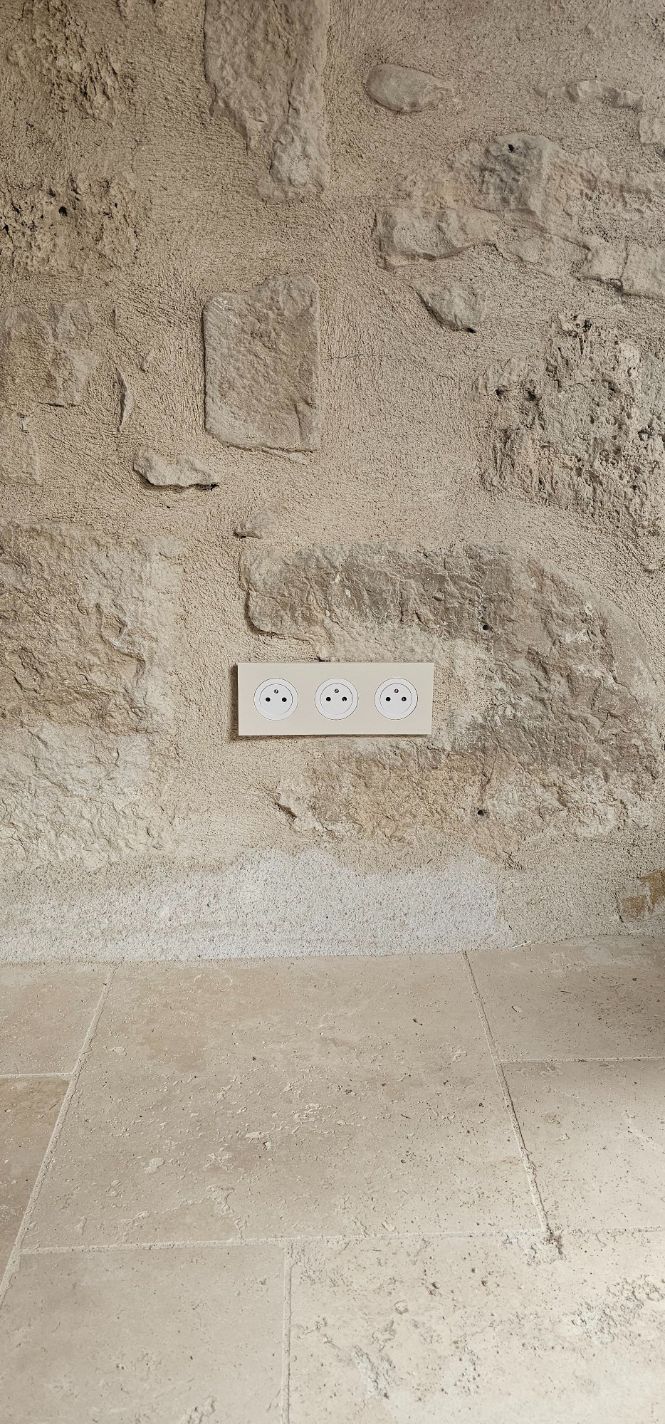 Prises Schneider Odace intégrées sur mur en pierre ancienne Valromey