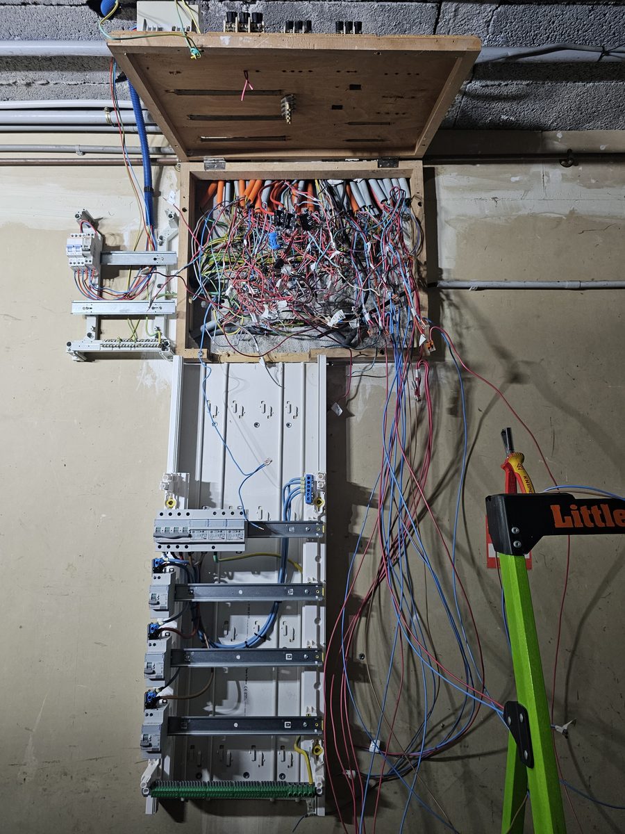 Remplacement tableau électrique Belley, pose GTL et nouveau tableau Legrand, en cours de câblage, GDM second oeuvre