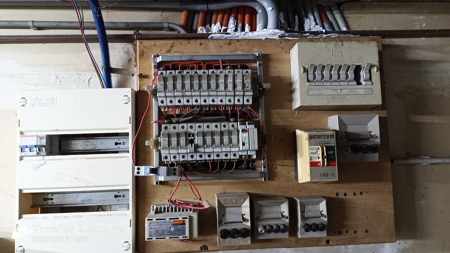Tableau électrique sur planche bois, neutre commun, porte-fusibles cartouche, Belley, avant rénovation GDM second oeuvre