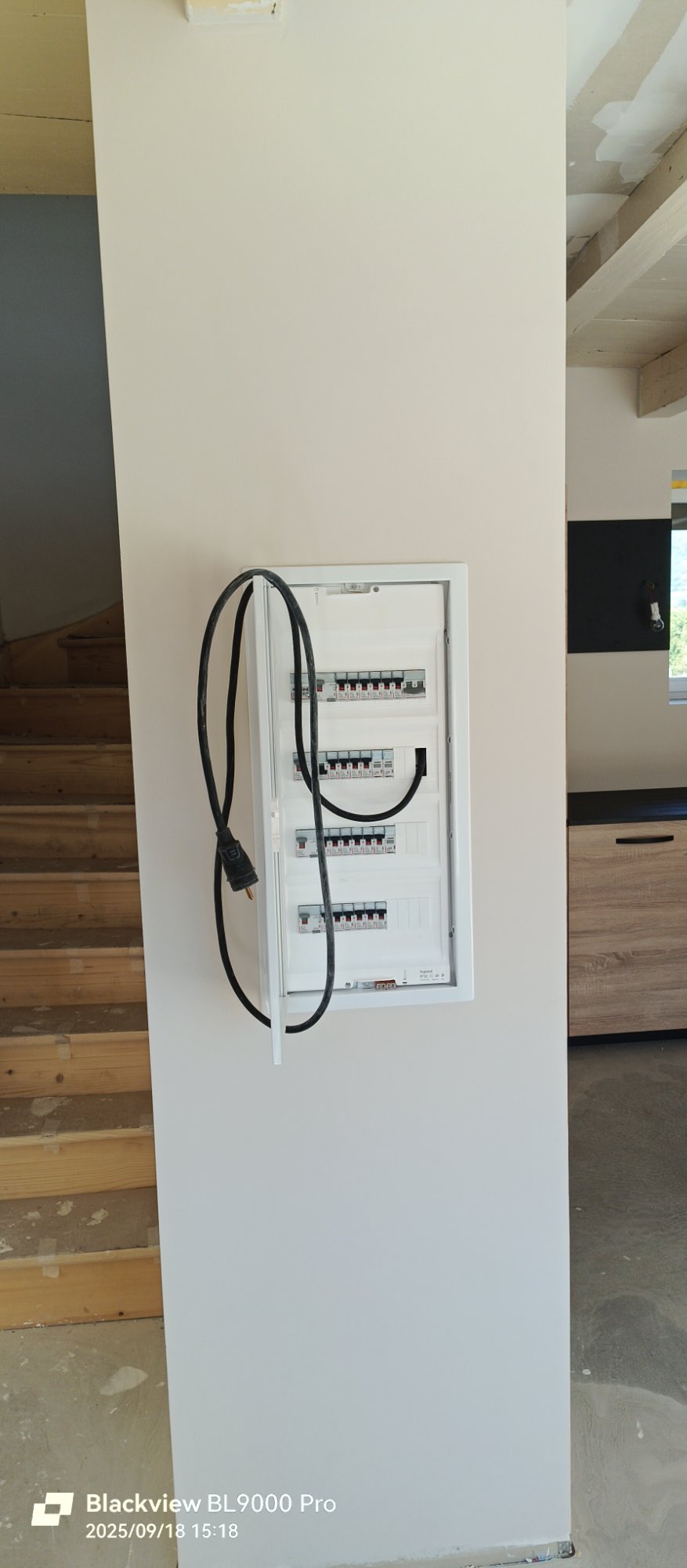 Tableau électrique en cours de raccordement, maison neuve Belley
