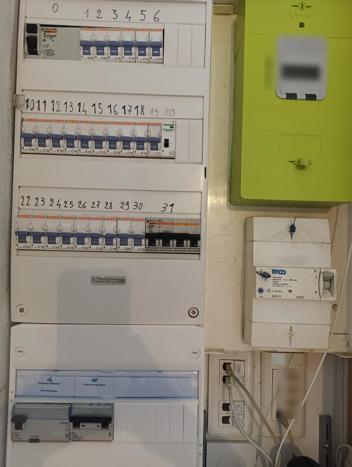 Tableau électrique existant et coffret Legrand dédié à la borne de recharge : différentiel 40 A 30 mA et disjoncteur C20, Ceyzérieu (01)