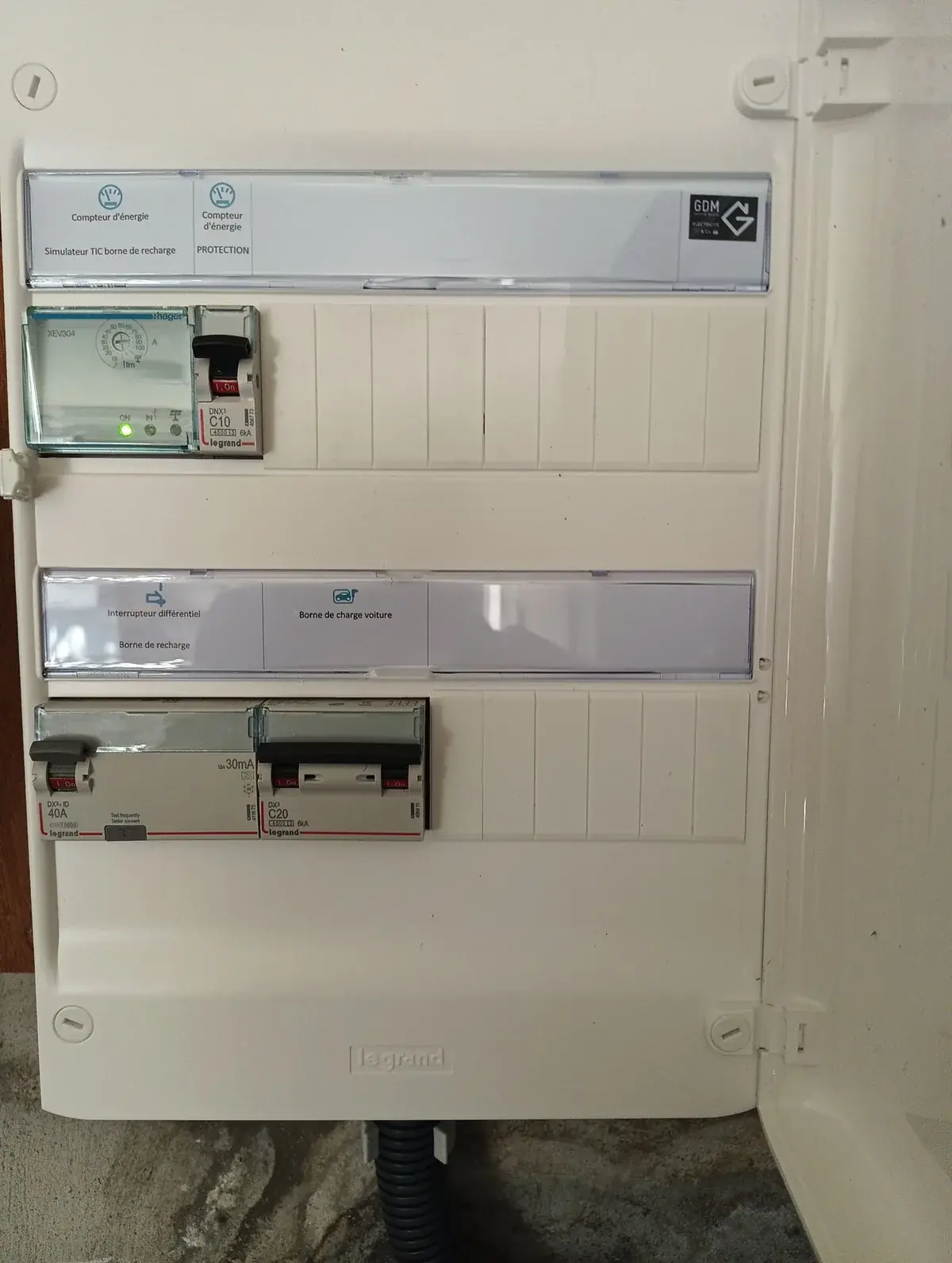 Coffret Legrand et simulateur TIC Hager XEV304, protections borne IRVE, Saint-Alban-de-Montbel, Savoie