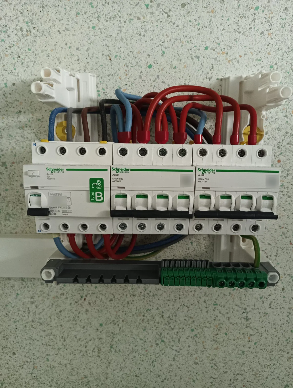 Câblage du tableau de la pompe à chaleur : différentiel Schneider Acti9 iID type B 40 A 30 mA 4P et deux disjoncteurs iC60N, Contrevoz (01)