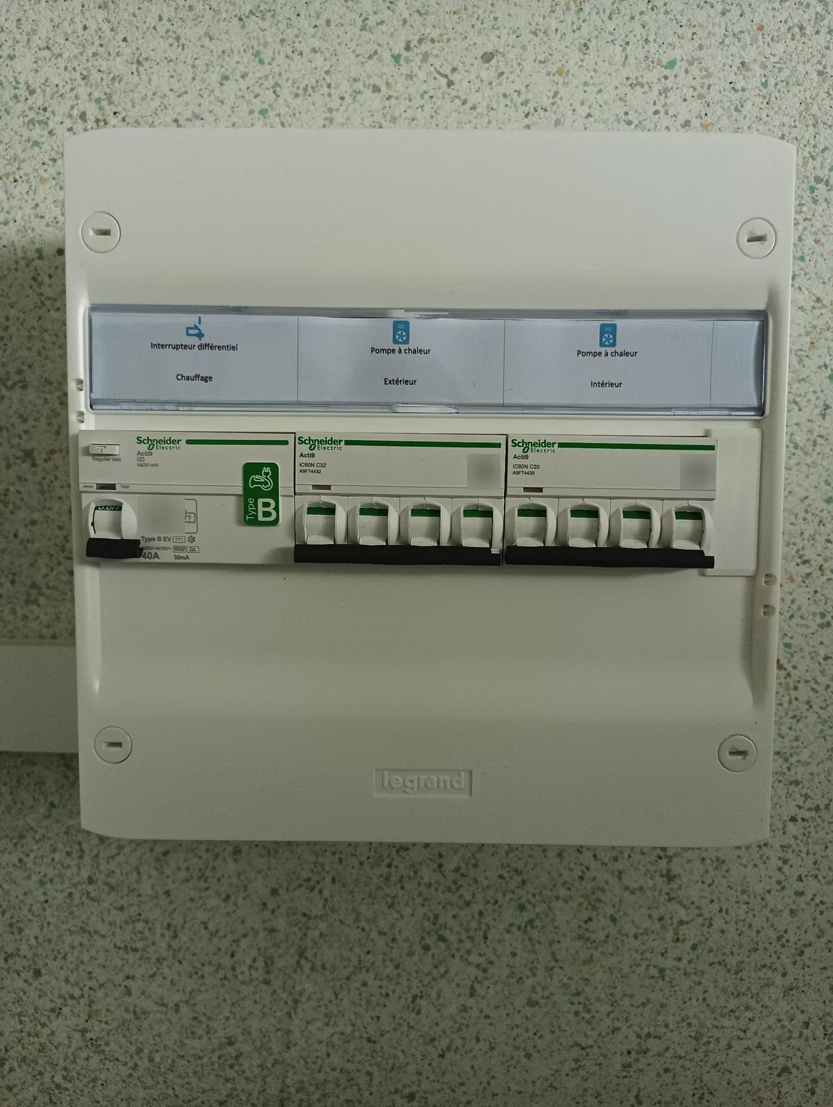 Tableau de la chaufferie pour pompe à chaleur : différentiel Schneider Acti9 iID type B 40 A 30 mA et disjoncteurs C32 et C20, coffret Legrand, Contrevoz (01)